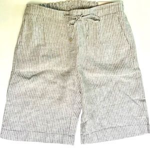 CHICO’S lightweight Shorts—NEW WITH TAGS—Gray & White pin Stripes-SIZE 0–NICE